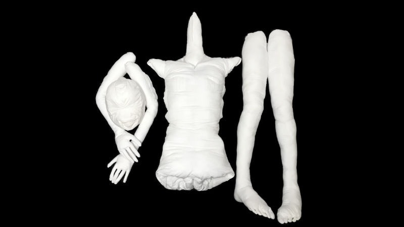 綿を詰めた人形袋。頭部と両腕、頸部（首）と胴体、右脚、左脚。