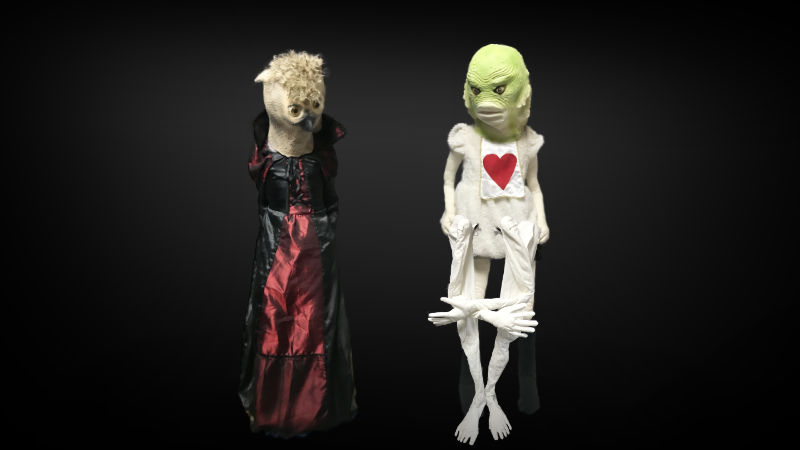 画像2:腕と脚の人形袋に骨格を入れ、それをもつ5号と見ている4号