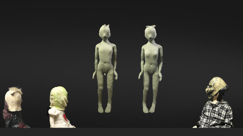 画像３：カバーをつけた３０号の全身（男性タイプ、女性タイプ）を見ている４号、３号、１号